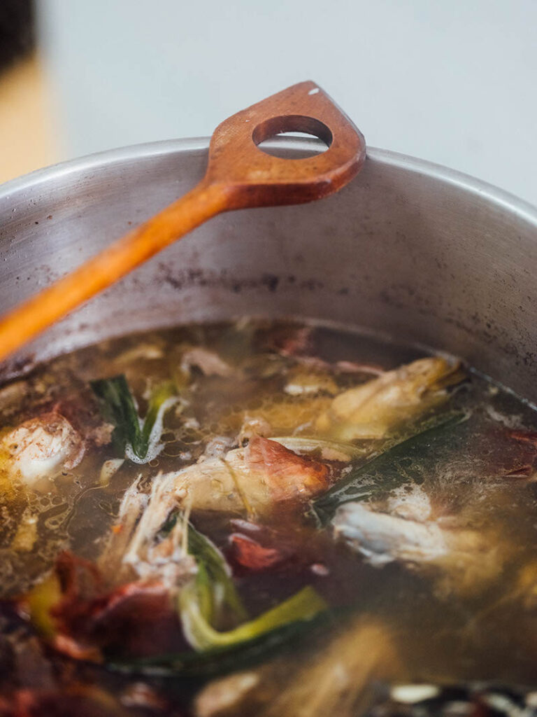 Frisch gekochte Fischsuppe im Topf